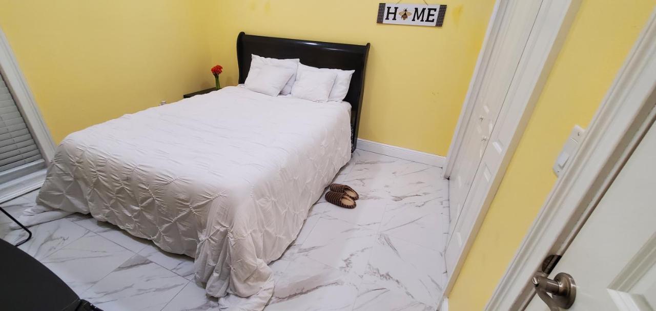 Tom House Apartment Tampa Room photo